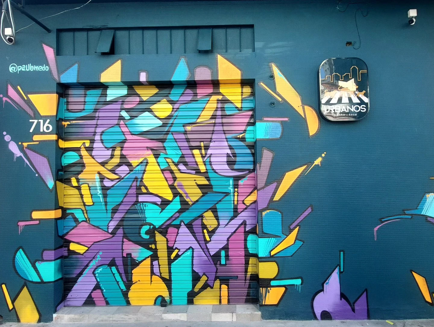 Fachada da Urbanos com arte urbana